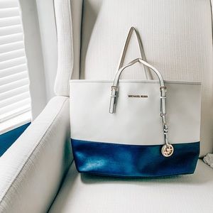 Michael Kors Purse in great condition.